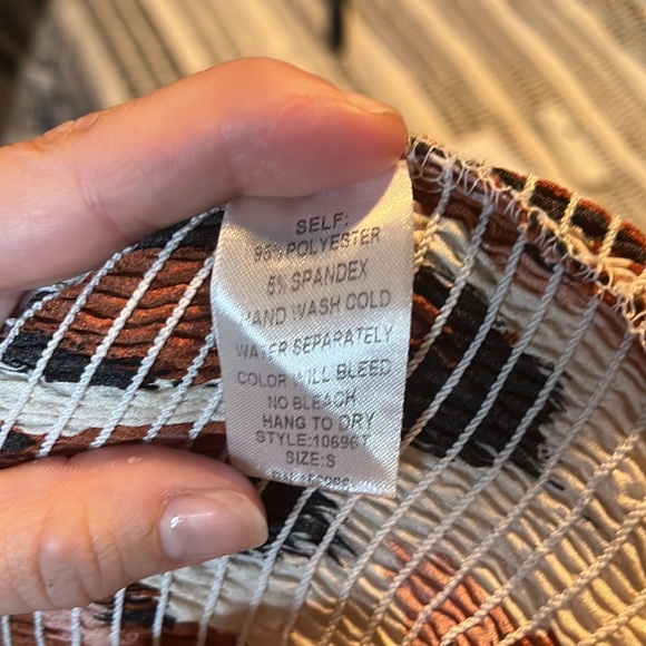 Bold and bright top - Picture 6 of 6